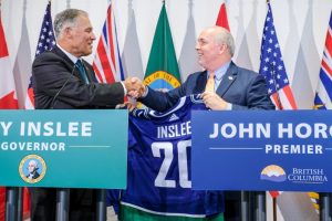 M.Ö. Premier John Horgan ve Washington Eyalet Valisi Jay Inslee