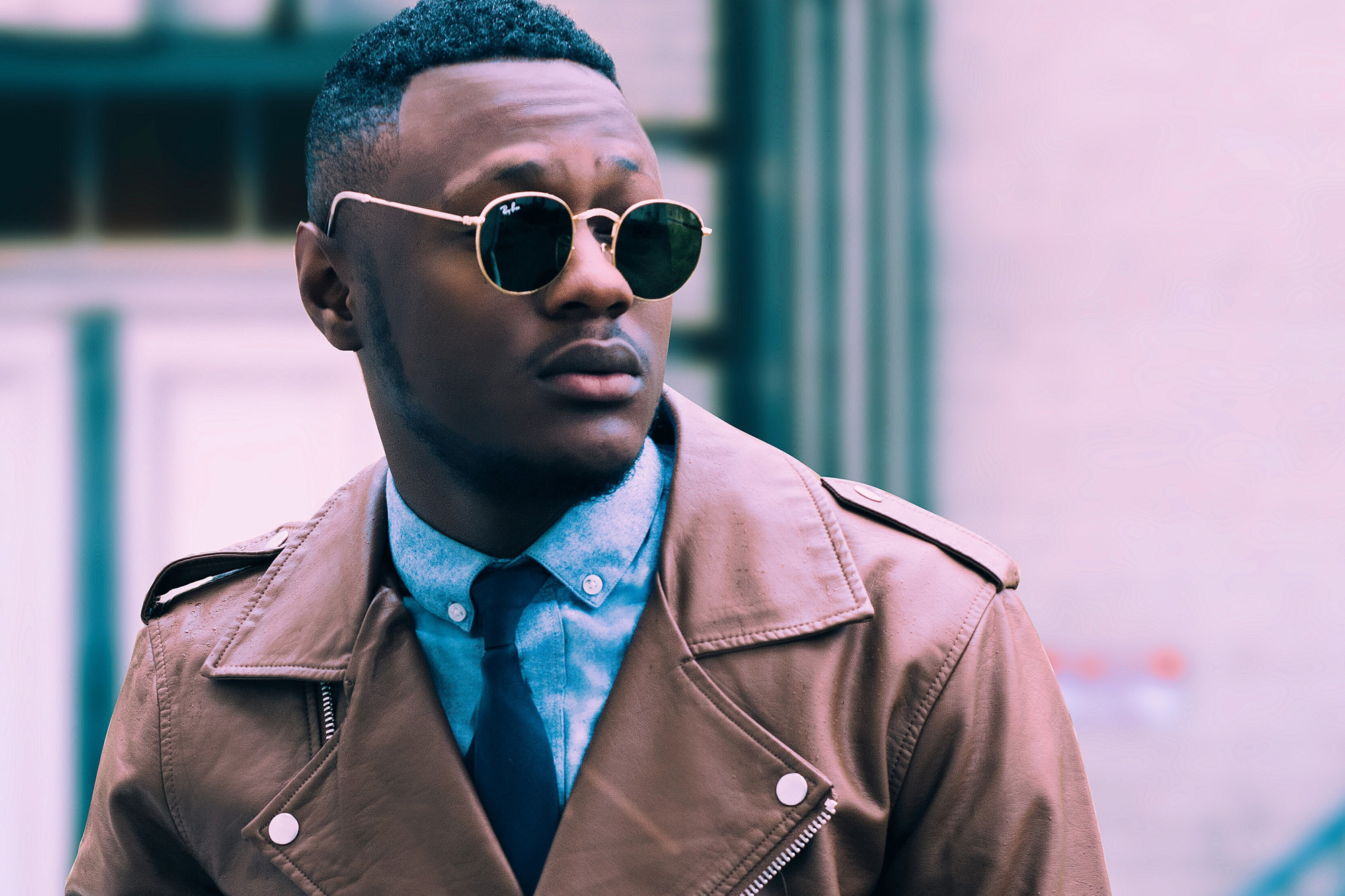 Mann Sonnenbrille Krawatte Lederjacke