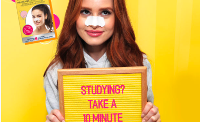 แคมเปญ Biore โดย Blue Ant Plus ภาพแสดงผู้หญิงสวมแผ่นทำความสะอาด biore บนพื้นหลังสีเหลืองสดใสถือป้ายว่า "กำลังศึกษาอยู่หรือเปล่า พักสัก 10 นาที"