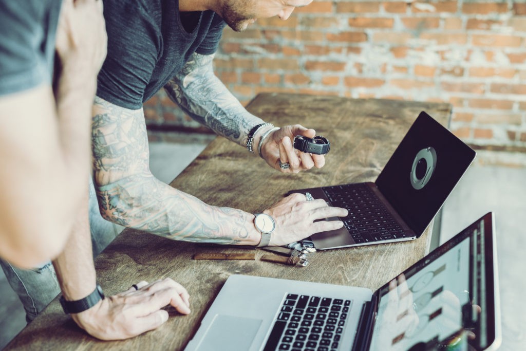 แคมเปญ AX ถ่ายโดย Blue Ant Plus ภาพถ่ายแสดงมืออาชีพสองคนกำลังดูแล็ปท็อป