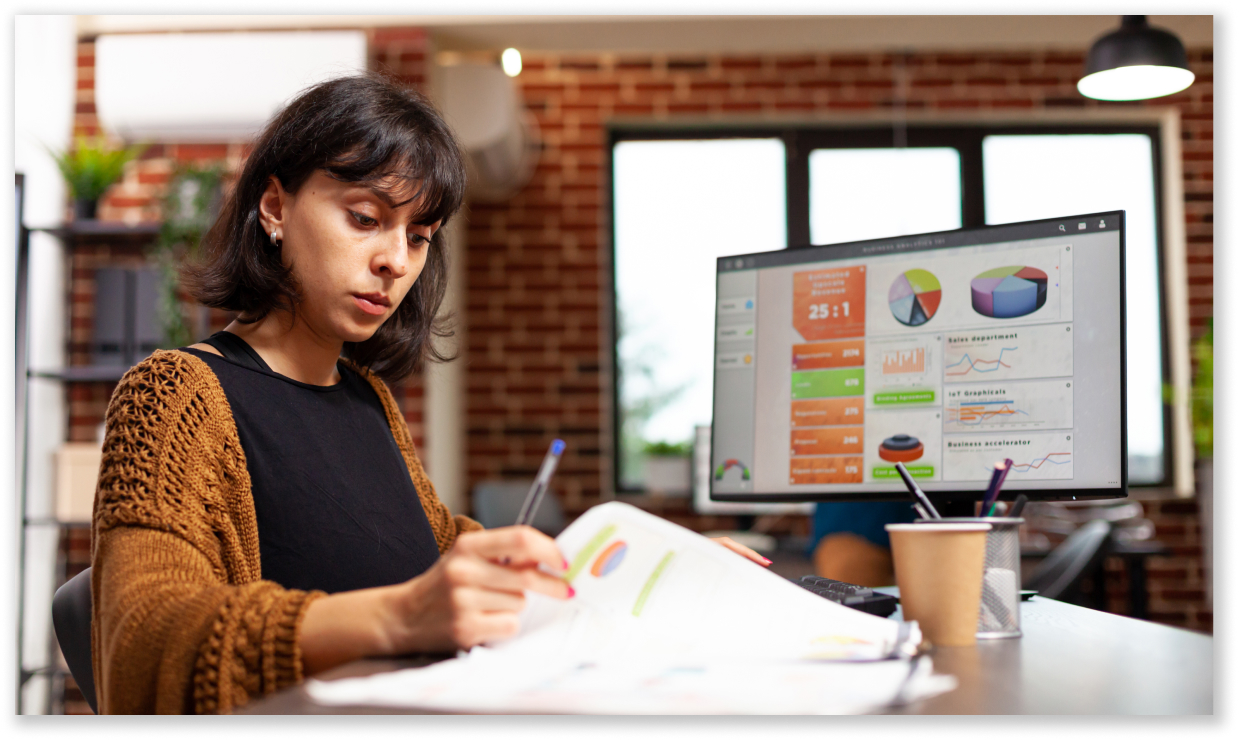 Online Tişört Nasıl Satılır - 2022 Rehberi 3 How To Sell T-shirts Online - Guide for 2022 businesswoman analyzing marketing graph working at 2021 11 11 16 11 57 utc 1