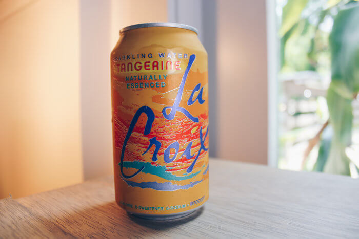 背景模糊的 LaCroix 罐頭