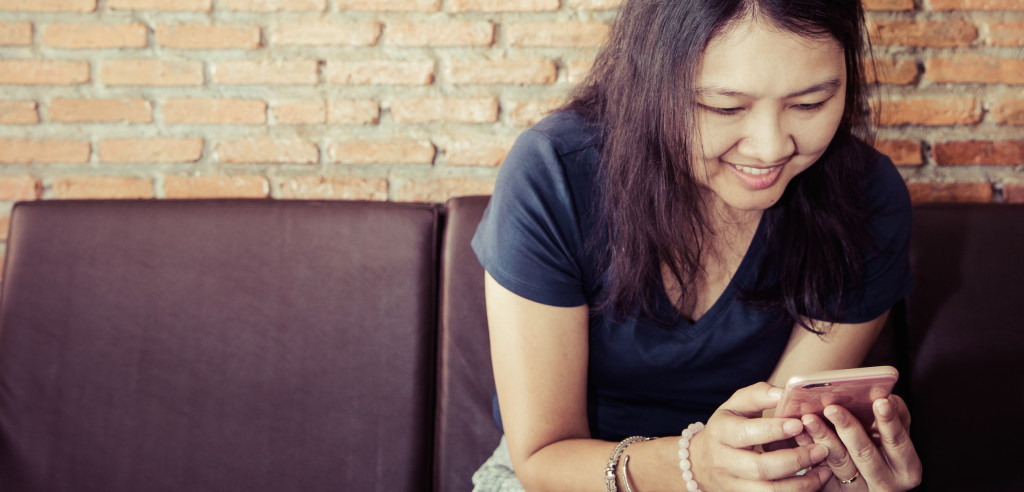 Femme souriante sur smartphone