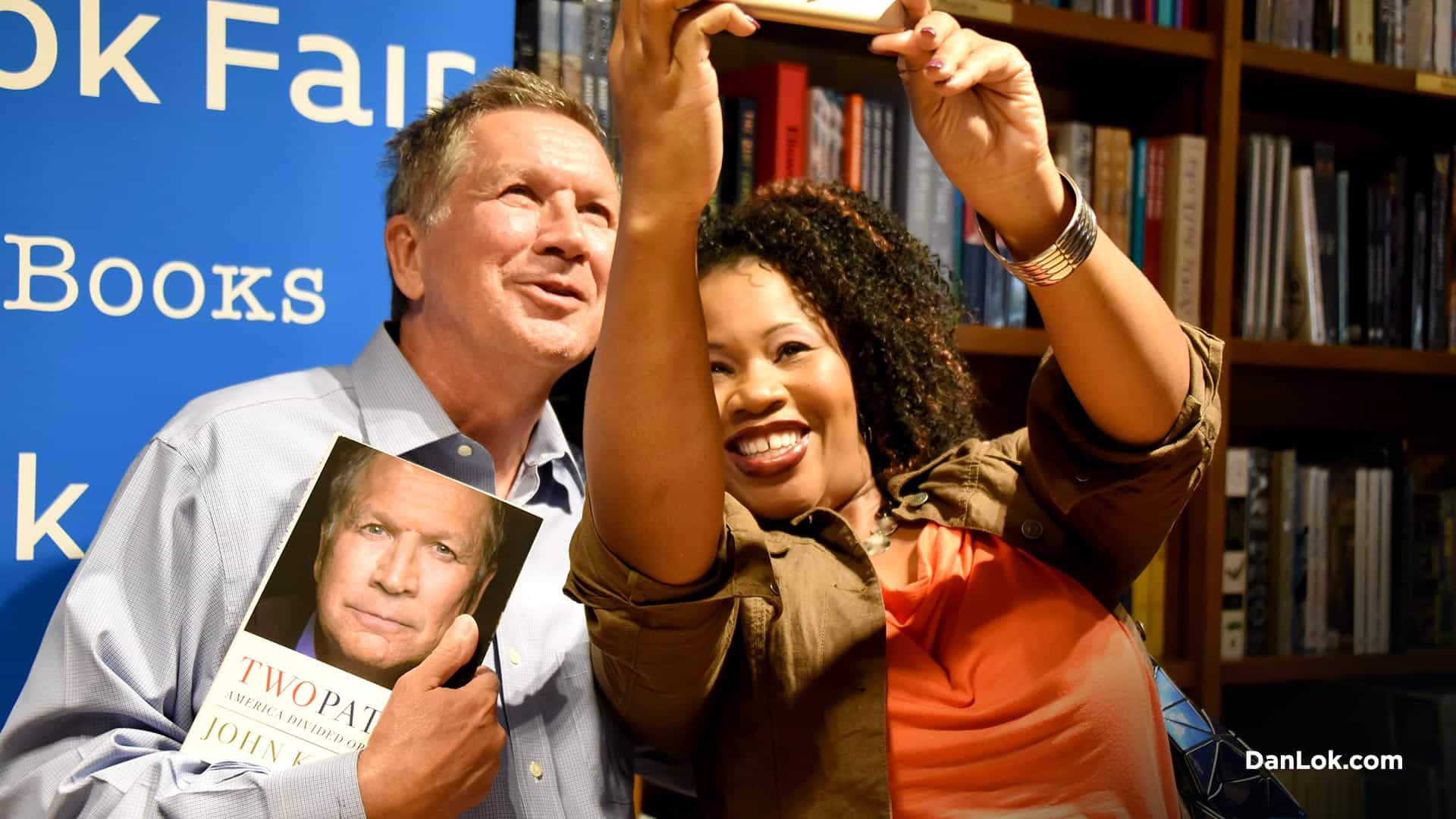 与名人企业家自拍的女人