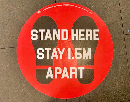 상점에서 사회적 거리를 위한 표지판