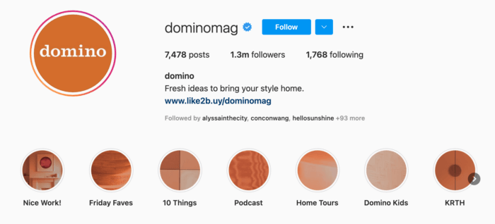 La biographie Instagram de Domino Magazine présente des couvertures de marque Story avec une couleur orange brûlée cohérente qui correspond au logo.