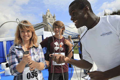 مثال تسويق حرب العصابات من سنسوداين الذي يتطلب من الجمهور التفاعل مع حملة العلامة التجارية
